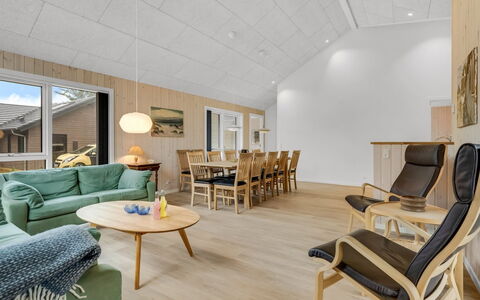 Ylermi - 600M from the Sea: Pavimentazione, Interior Design, Pavimento, Legna, Pavimento In Legno, Soffitto, Mobilia, Soggiorno, Pavimento Laminato, Divano