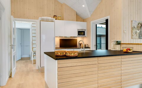 Ylermi - 600M from the Sea: Legna, Pavimentazione, Interior Design, Cucina, Pavimento In Legno, Soffitto, Pavimento, Controsoffitto, Mobilia, Cabinetry