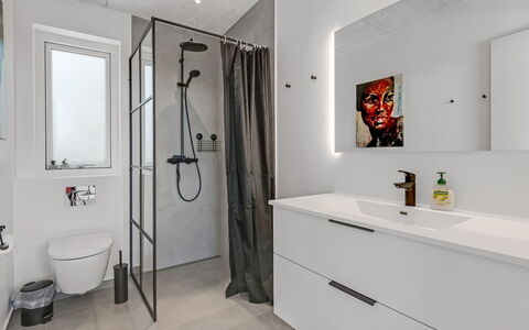Hubertina - 900M from the Sea: Pavimentazione, Pavimento, Interior Design, Idraulico Fixture, Mobiletto Del Bagno, Soffitto, Idraulico, Piastrella, Casa, Bagno