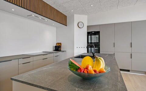 Hubertina - 900M from the Sea: Cucina, Pavimentazione, Interior Design, Controsoffitto, Legna, Soffitto, Pavimento, Cabinetry, Elettrodomestico Da Cucina, Mobilia