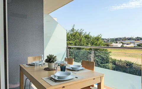 Sonnige Ferien: Mobilia, Interior Design, Pavimento, Pavimentazione, Sedia, Cucina & Sala Da Pranzo Tavolo, Appartamento, Bicchiere, Shade, Balcone