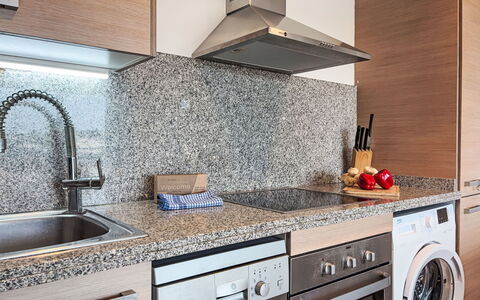 Sonnige Ferien: Cucina, Controsoffitto, Interior Design, Pavimentazione, Elettrodomestico Da Cucina, Apparecchio Major, Rubinetto, Cabinetry, Granito, Idraulico Fixture