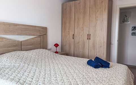Sonnige Ferien: Letto, Mobilia, Bedding, Camera Da Letto, Pavimento, Interior Design, Lenzuolo, Parete, Pavimentazione, Camera