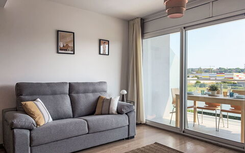 Sonnige Ferien: Mobilia, Interior Design, Pavimentazione, Appartamento, Pavimento, Camera, Divano, Casa, Soggiorno, Sedia