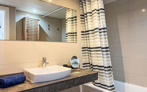 Sonnige Ferien: Bagno, Interior Design, Pavimentazione, Idraulico Fixture, Parete, Lavandino Del Bagno, Pavimento, Rubinetto, Tessile, Lavello