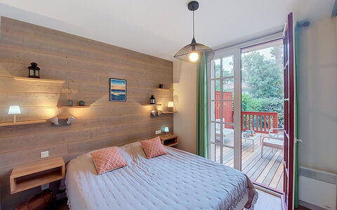 Beau Séjour: Mobilia, Interior Design, Legna, Pavimentazione, Pavimento, Soffitto, Camera Da Letto, Camera, Casa, Letto