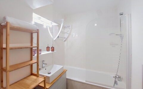 Beau Séjour: Parete, Idraulico Fixture, Pavimentazione, Interior Design, Bagno, Pavimento, Camera, Idraulico, Rubinetto, Lavandino Del Bagno