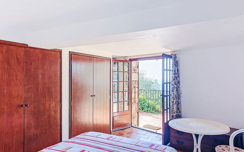 Balcon D'Azur: Letto, Parete, Camera Da Letto, Mobilia, Legna, Lenzuolo, Bedding, Interior Design, Tessile, Pavimento