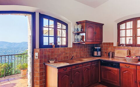 Balcon D'Azur: Legna, Cucina, Mobilia, Cabinetry, Pavimentazione, Controsoffitto, Interior Design, Elettrodomestico Da Cucina, Pavimento, Color Legno