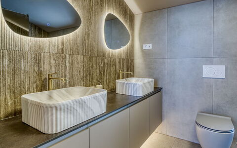 Black Imperium: Parete, Interior Design, Pavimentazione, Idraulico Fixture, Lavello, Pavimento, Rubinetto, Illuminazione, Lampada, Bagno
