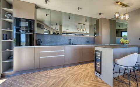 Black Imperium: Interior Design, Mobilia, Cucina, Pavimentazione, Controsoffitto, Pavimento, Cabinetry, Legna, Soffitto, Lampada
