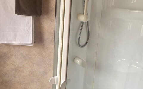 Allalinblick: Pavimento, Doccia, Doccia Porta, Bagno, Porta, Idraulico, Idraulico Fixture, Soffione Doccia, Maniglia, Piastrella