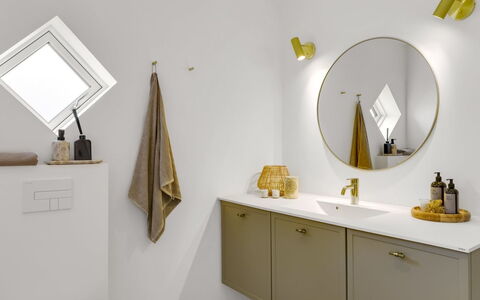 Thorlef - 500M from the Sea: Specchio, Idraulico Fixture, Interior Design, Mobiletto Del Bagno, Bagno, Idraulico, Lampada, Rubinetto, Lavello, Cabinetry
