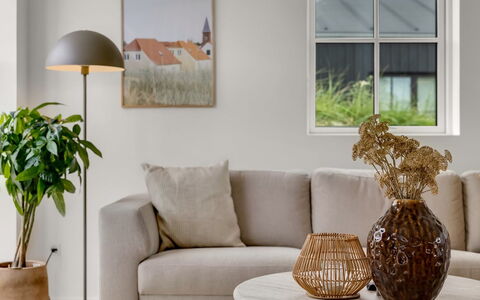 Thorlef - 500M from the Sea: Mobilia, Pavimentazione, Interior Design, Legna, Pavimento, Soggiorno, Vaso Di Fiori, Tavolo, Camera, Marrone