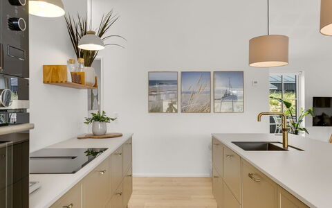 Thorlef - 500M from the Sea: Cucina, Controsoffitto, Pavimentazione, Interior Design, Mobilia, Legna, Cabinetry, Pavimento, Elettrodomestico Da Cucina, Soffitto