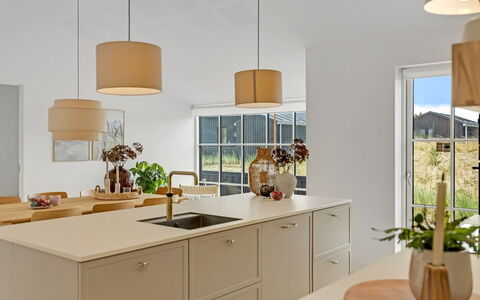 Thorlef - 500M from the Sea: Mobilia, Interior Design, Pavimentazione, Controsoffitto, Cucina, Cabinetry, Soffitto, Pavimento, Lampada, Casa