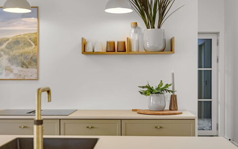 Thorlef - 500M from the Sea: Cucina, Interior Design, Tavola, Controsoffitto, Mobilia, Lampada, Illuminazione, Vaso Di Fiori, Cabinetry, Pianta Della Casa