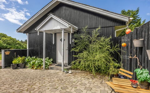 Isabel - 650M from the Sea: Legna, Arbusto, Porta, Giardino, Casa, Raccordo, Groundcover, Villetta, Backyard, Cortile