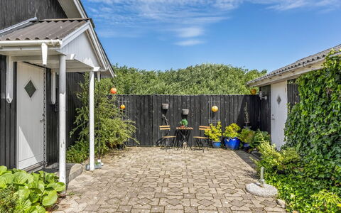 Isabel - 650M from the Sea: Arbusto, Giardino, Casa, Backyard, Groundcover, Porta, Shade, Landscaping, Cortile, Passerella