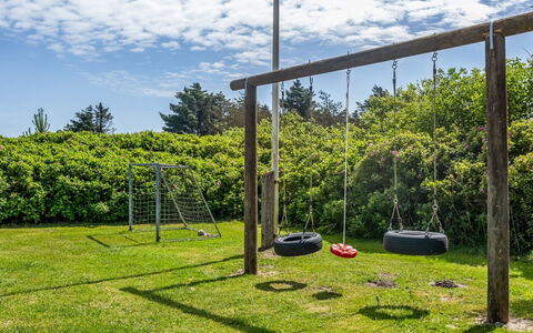 Isabel - 650M from the Sea: Erba, Lotto, Plain, Giardino, Attrezzatura Giochi All'Aperto, Prato, Shade, Parco, Landscaping, Terreno Di Gioco