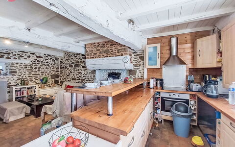 Le Bourg Tressé: Cucina, Mobilia, Controsoffitto, Apparecchio Major, Casa, Cucina Stufa, Elettrodomestico Da Cucina, Soffitto, Cabinetry, Sedia