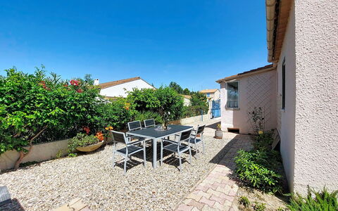 L Escapade Orangeoise: Casa, Casa, Vaso Di Fiori, Tetto, Zona Residenziale, Porta, Materiale Composito, Flagstone, Pianta Della Casa