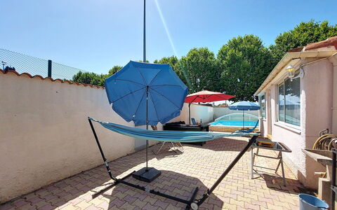 L Escapade Orangeoise: Mobilia, Mobili Da Esterno, Shade, Sedia, Ombrello, Tavolo Esterno, Lettino, Pianta Della Casa, Tenda