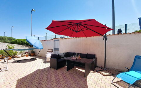 L Escapade Orangeoise: Mobilia, Mobili Da Esterno, Ombrello, Sedia, Tavolo Esterno, Shade, Piscina, Ricorrere, Terrazza, Vaso Di Fiori