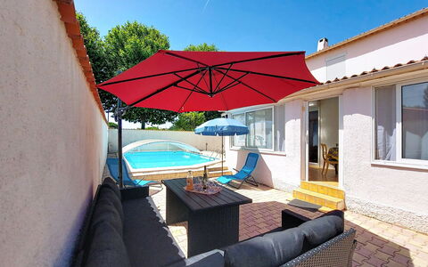 L Escapade Orangeoise: Mobili Da Esterno, Piscina, Mobilia, Shade, Ombrello, Sedia, Tavolo Esterno, Ricorrere, Pianta Della Casa, Eco Hotel