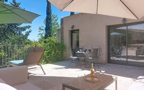 Les Sources: Casa, Casa, Vaso Di Fiori, Tetto, Zona Residenziale, Porta, Materiale Composito, Flagstone, Pianta Della Casa