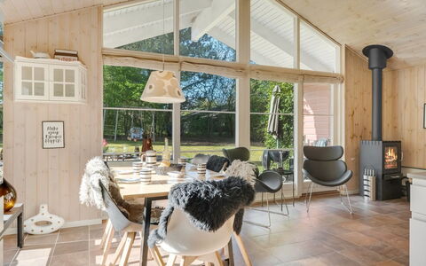 Marjanna - 700M to the Fjord: Legna, Soffitto, Interior Design, Casa, Villetta, Lampada, Soggiorno, Latifoglie, Sedia, Fascio