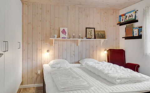 Marjanna - 700M to the Fjord: Letto, Mobilia, Camera Da Letto, Interior Design, Parete, Bedding, Lenzuolo, Pavimento, Legna, Pavimentazione