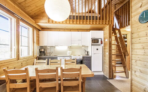 Naavarinne: Legna, Soffitto, Interior Design, Casa, Villetta, Cucina, Pavimento, Mobilia, Log Cabin, Color Legno