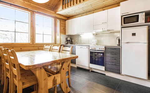 Naavarinne: Legna, Soffitto, Cucina, Interior Design, Casa, Pavimento, Controsoffitto, Camera, Cabinetry, Villetta