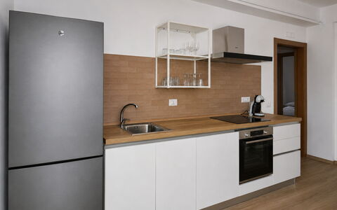 Villa Blue: Cucina, Pavimentazione, Cabinetry, Controsoffitto, Elettrodomestico Da Cucina, Mobilia, Interior Design, Apparecchio Major, Legna, Pavimento