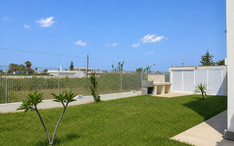 Villa Blue: Lotto, Giardino, Shade, Landscaping, Prato, Passerella, Cortile, Erba Sintetica