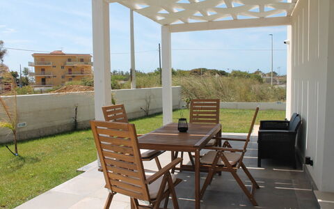 Villa Blue: Mobilia, Legna, Mobili Da Esterno, Pavimento, Pavimentazione, Sedia, Shade, Struttura Esterna, Tavolo Esterno, Pergola