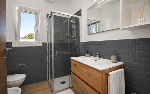 Villa Blue: Idraulico Fixture, Lavandino Del Bagno, Lavello, Pavimentazione, Bagno, Pavimento, Mobiletto Del Bagno, Rubinetto, Interior Design, Idraulico