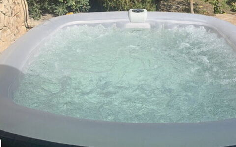 Villa Blue: Vasca Da Bagno, Idraulico Fixture, Vasca Idromassaggio, Piscina, Mobili Da Esterno, Vaso Di Fiori, Pianta Della Casa