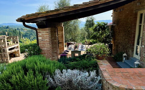 Villa Larino: Arbusto, Giardino, Brick, Groundcover, Landscaping, Backyard, Flagstone, Vaso Di Fiori, Cortile