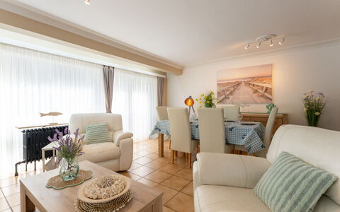 Centrally Located Sea You Again: Mobilia, Interior Design, Pavimentazione, Divano, Pavimento, Legna, Soffitto, Soggiorno, Camera, Tavolo