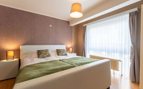 Centrally Located Sea You Again: Letto, Mobilia, Interior Design, Camera Da Letto, Parete, Pavimento, Pavimentazione, Camera, Soffitto, Legna