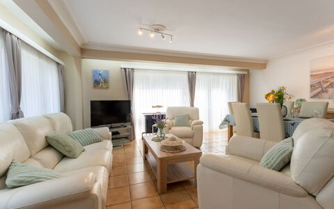 Centrally Located Sea You Again: Mobilia, Interior Design, Divano, Pavimentazione, Pavimento, Soggiorno, Soffitto, Camera, Tavolo, Legna