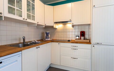 Centrally Located Sea You Again: Cabinetry, Cucina, Elettrodomestico Da Cucina, Controsoffitto, Apparecchio Major, Interior Design, Legna, Pavimentazione, Credenza, Lavandino Della Cucina