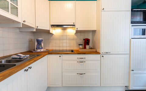 Centrally Located Sea You Again: Cucina, Cabinetry, Elettrodomestico Da Cucina, Apparecchio Major, Controsoffitto, Legna, Interior Design, Lavandino Della Cucina, Pavimentazione, Credenza