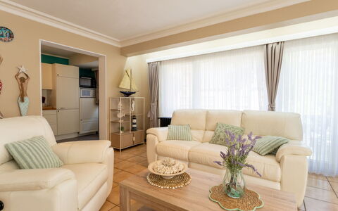Centrally Located Sea You Again: Mobilia, Interior Design, Divano, Pavimentazione, Pavimento, Camera, Soffitto, Soggiorno, Legna, Casa