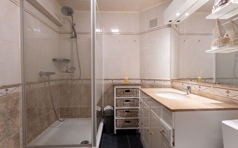 Centrally Located Sea You Again: Bagno, Idraulico Fixture, Interior Design, Lavello, Pavimentazione, Lavandino Del Bagno, Pavimento, Mobiletto Del Bagno, Rubinetto, Cabinetry