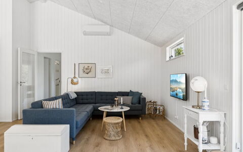 Pia - 350M from the Sea: Pavimentazione, Legna, Interior Design, Divano, Mobilia, Pavimento, Soffitto, Soggiorno, Pavimento In Legno, Casa