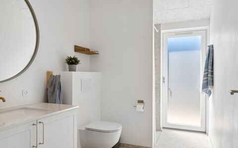 Pia - 350M from the Sea: Parete, Idraulico Fixture, Pavimentazione, Bagno, Pavimento, Interior Design, Specchio, Idraulico, Lavello, Rubinetto