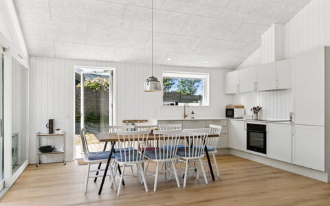 Pia - 350M from the Sea: Legna, Pavimentazione, Soffitto, Pavimento, Pavimento In Legno, Interior Design, Cucina, Cucina & Sala Da Pranzo Tavolo, Plank, Latifoglie